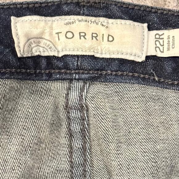 Torrid Women’s jeans Size 22R Dark Blue Rinse Manufacturer Feathering - Picture 4 of 13